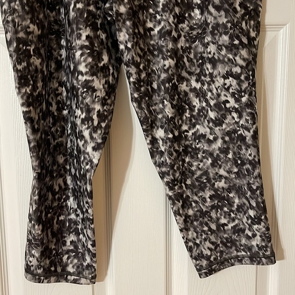 NWT Athleta Salutation stash 7/8 tight leggings 3x - Picture 3 of 7